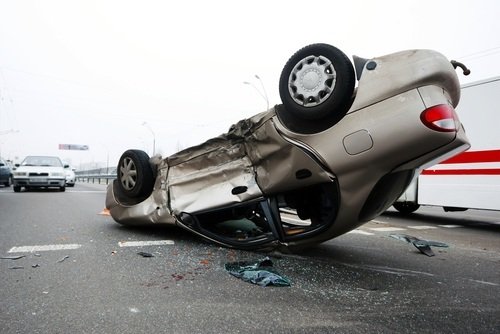 coche volcado con daños graves